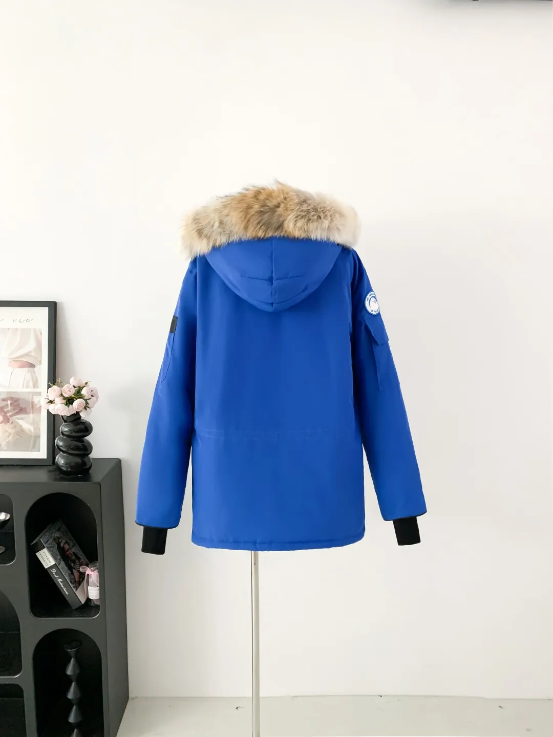 P780 Fake model pictures were taken at home. Colleagues please do not pass them off as stolen pictures! Style number: Y60-🇨🇦CANADA GOOES 24 new styles 08 styles/couple styles Factory direct supply: supplying global purchasing agents, micro-businesses, entities, Tmall, high-end stalls and studio cooperation, free shipping! Canada Goose Expedition Parka 2008 is the same style for men and women. It is mid-length and the most timeless classic. All Arctic and Antarctic scientific expedition teams choose Canada Goose as their cold-proof equipment. It is the Rolls-Royce of down jackets. ➖ Industry-leading anti-counterfeiting chip sensing. ➖ Imported Behringer embroidery machines and customized embroidery labels, the highest level and industry leading. ➖ Imported Korean 21-count polyester-cotton blended original fabric, TC85 waterproof coated fabric, water-repellent, windproof and wear-resistant. ➖ The new national standard 80 white duck down is filled with an average of 520 grams of down. The amount of down filled is industry-leading. ➖ 100% nylon lining with double double-layer sealing design to prevent velvet running, and seamless thread design on the cuffs! ➖ Western Canadian Green Wolf Collar. ➖ Yoshida YKK provides original factory-customized electroplated sliders. YKK two-way lockable zippers are tight and smooth and do not peel off paint. ➖ 3M composite Velcro is durable and the accessories and hardware are all custom-made. Note: Our copywriting is only simple and clear. Instead of bragging about the copywriting, it is better to compare and understand with samples. Only for the purest goose, the most dedicated, the most professional, the highest quality, the highest cost performance! Color: white red blue gray camouflage navy black SIZE:XS-XXL